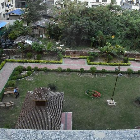 Lynq Aero Hotel Kolkata Bagian luar foto