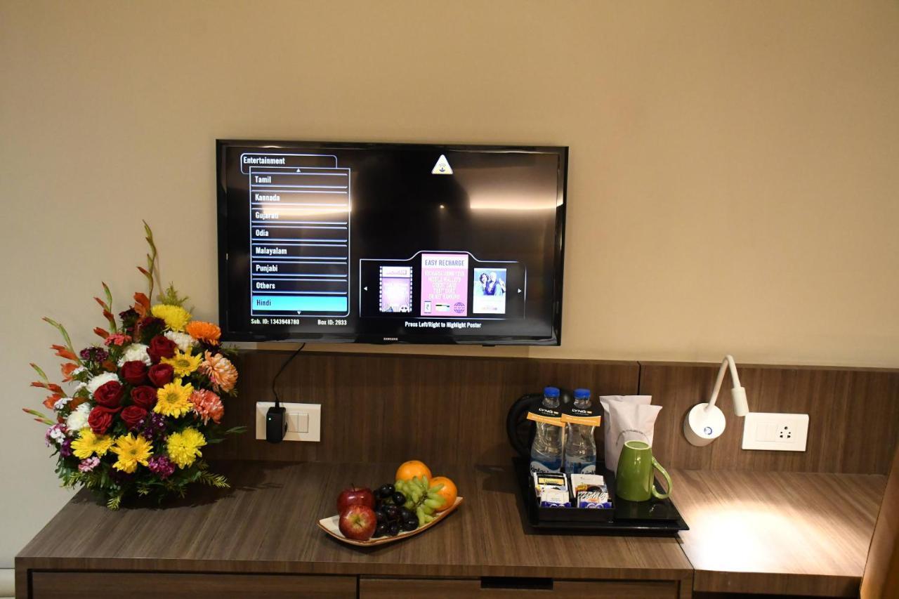 Lynq Aero Hotel Kolkata Bagian luar foto