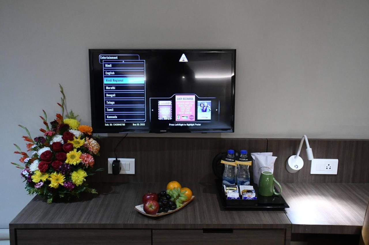 Lynq Aero Hotel Kolkata Bagian luar foto