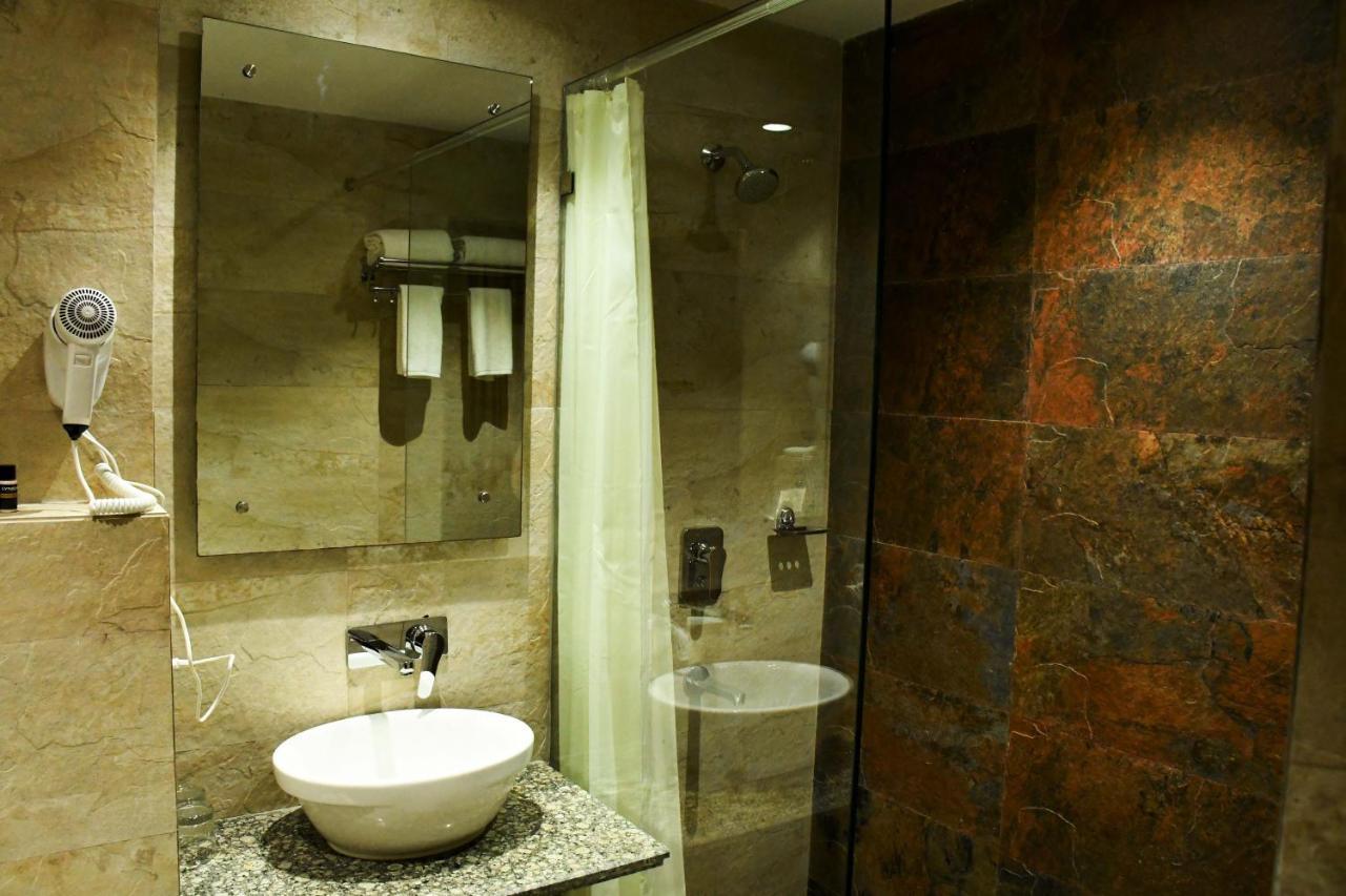 Lynq Aero Hotel Kolkata Bagian luar foto