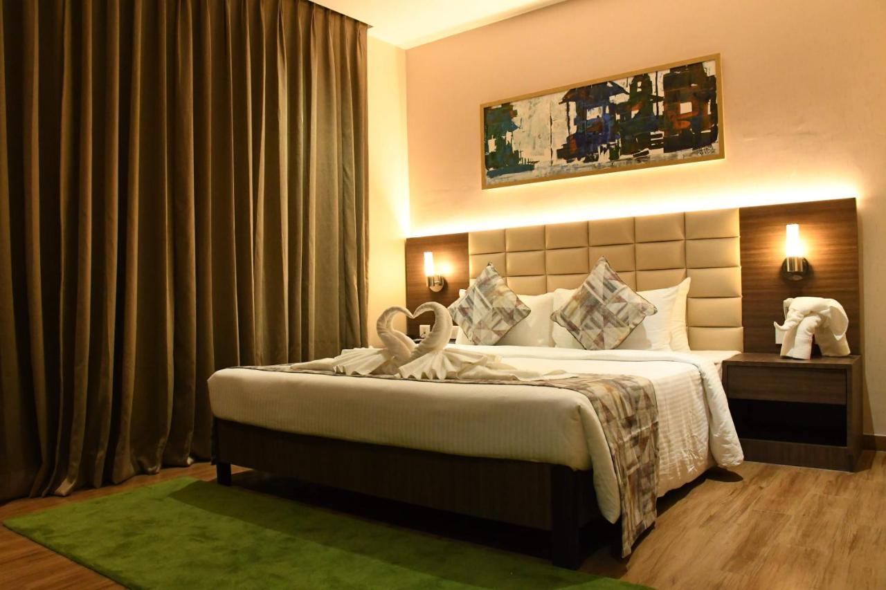 Lynq Aero Hotel Kolkata Bagian luar foto