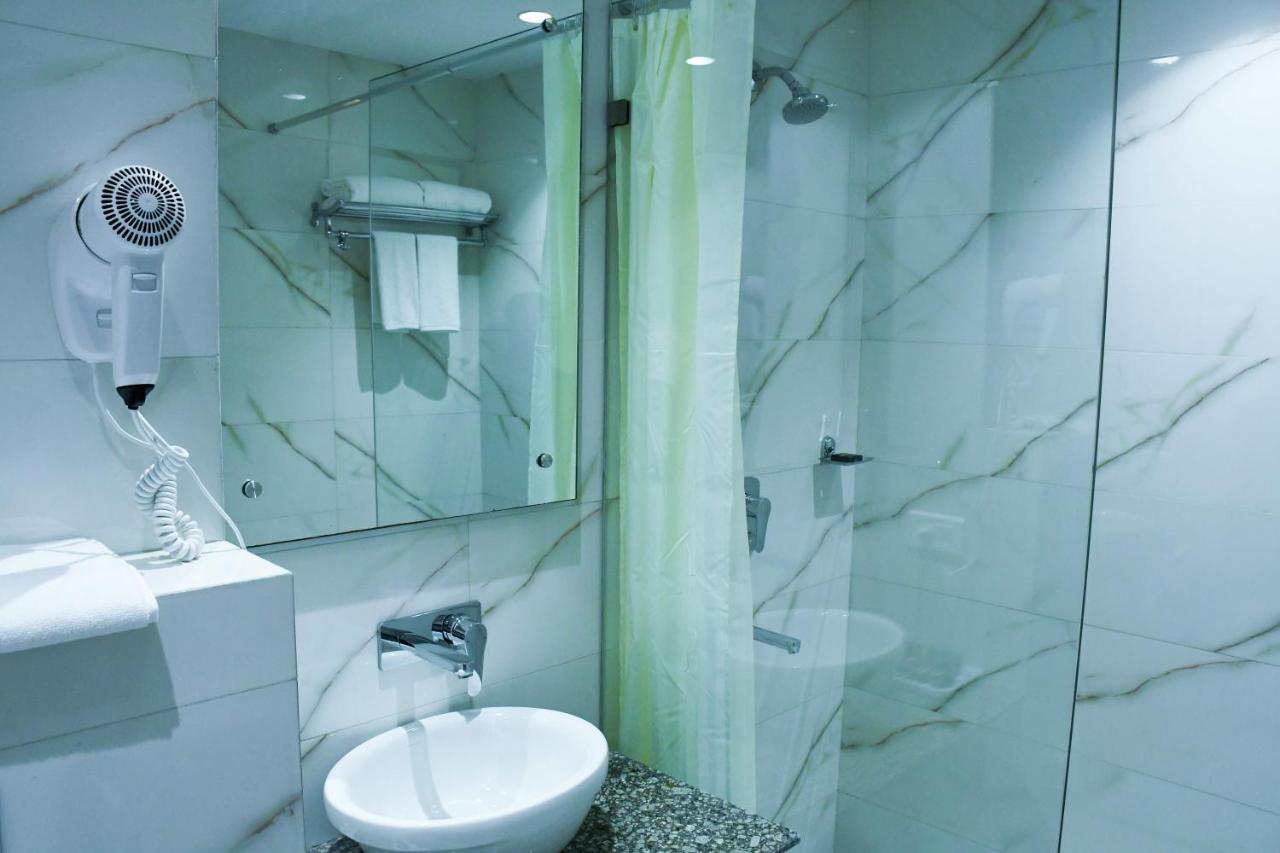 Lynq Aero Hotel Kolkata Bagian luar foto