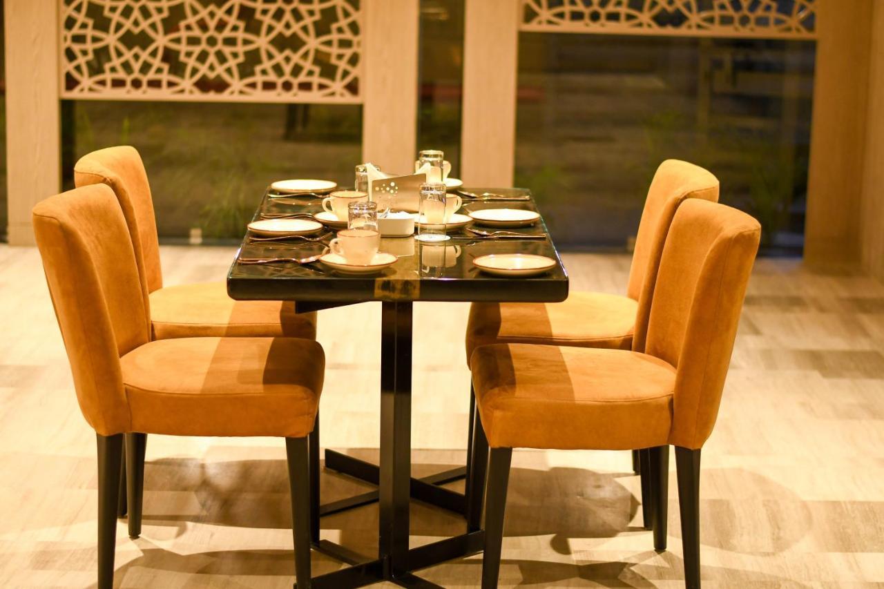 Lynq Aero Hotel Kolkata Bagian luar foto