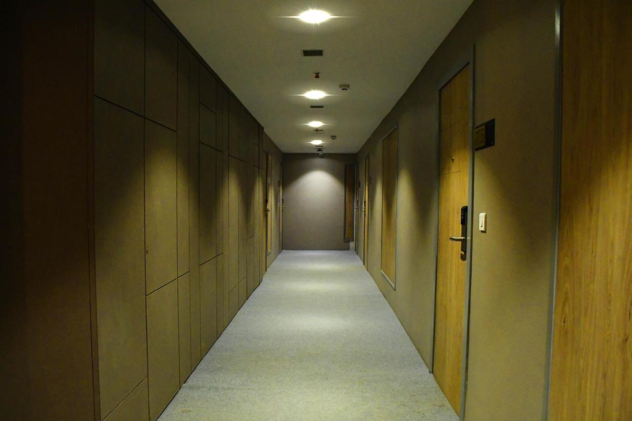 Lynq Aero Hotel Kolkata Bagian luar foto
