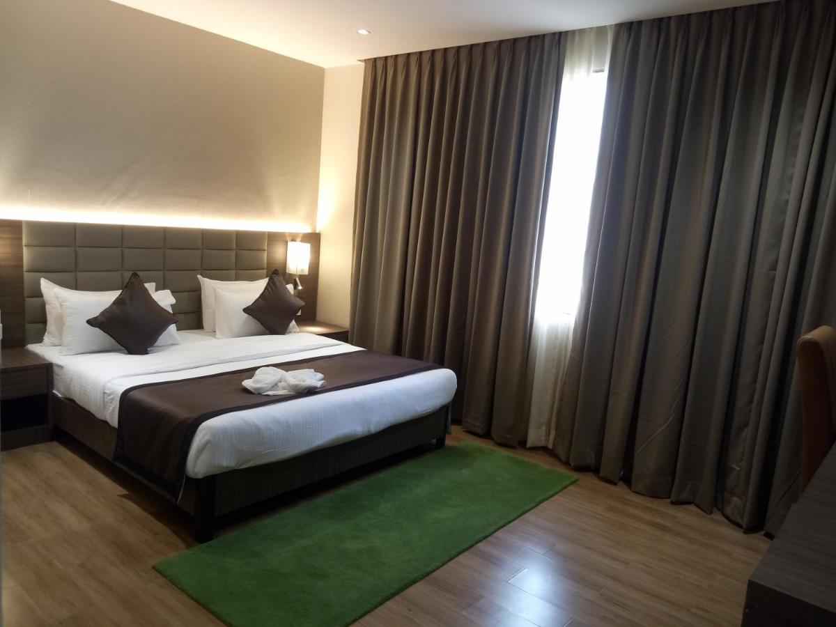 Lynq Aero Hotel Kolkata Bagian luar foto