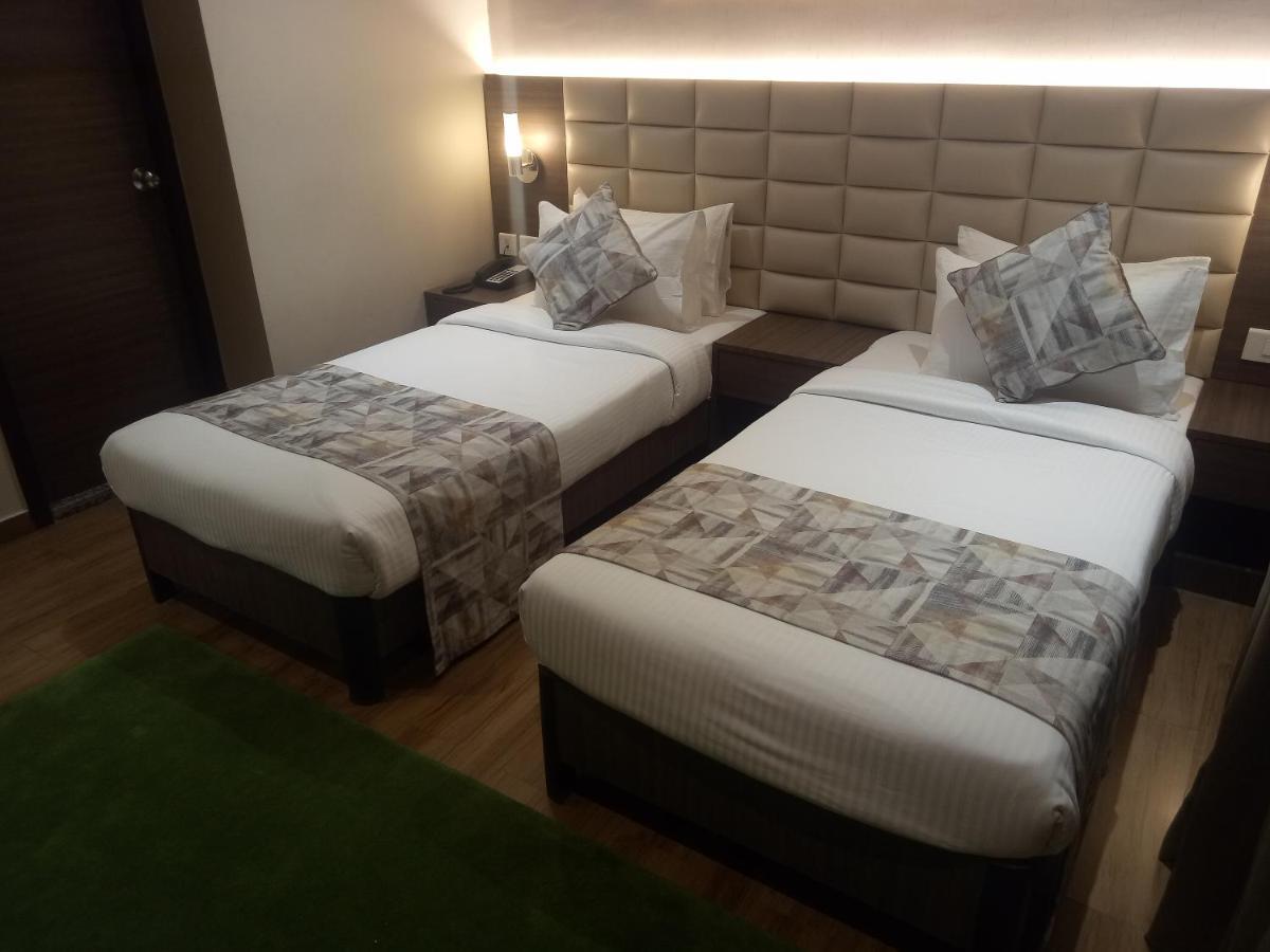 Lynq Aero Hotel Kolkata Bagian luar foto