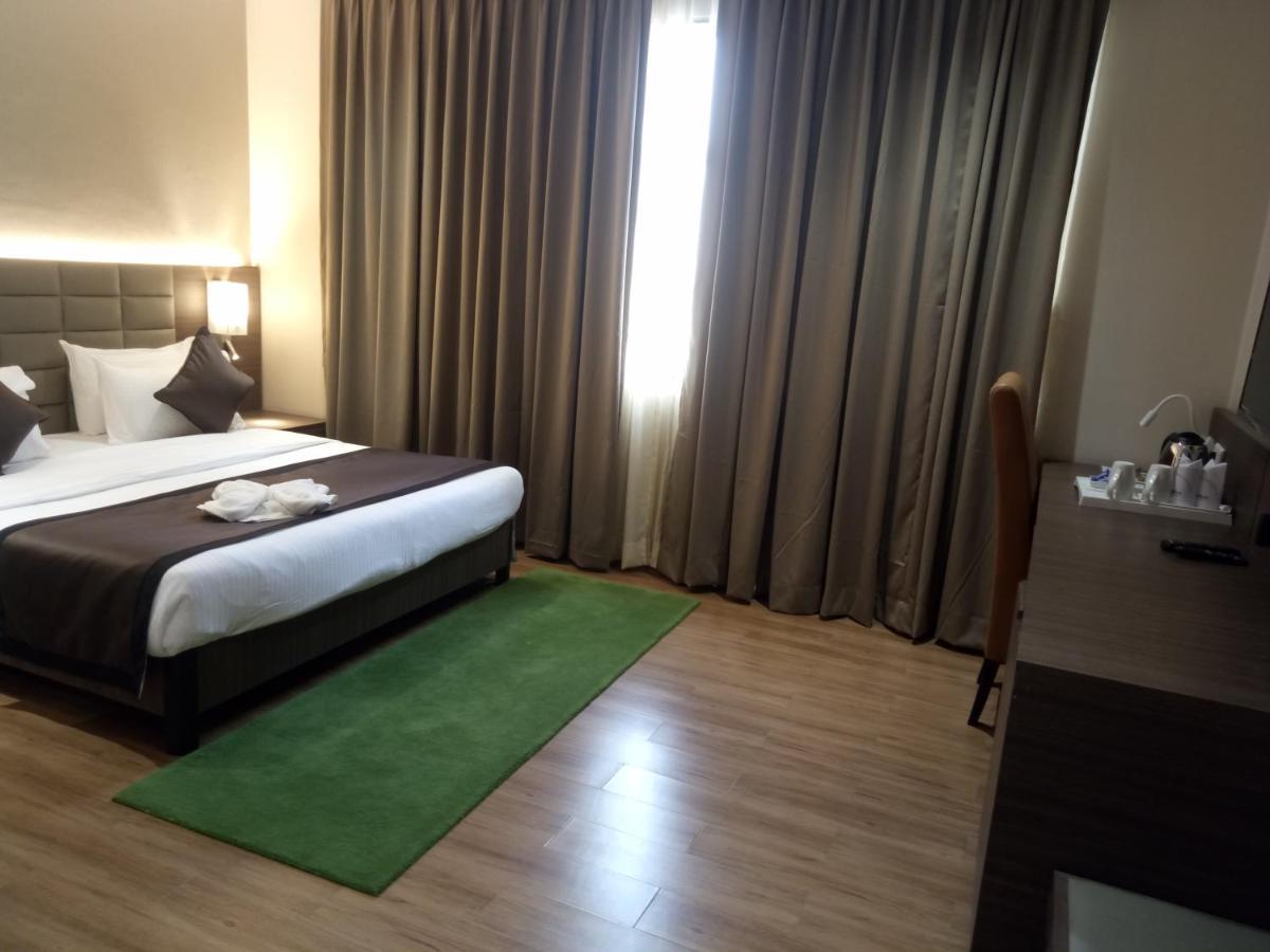 Lynq Aero Hotel Kolkata Bagian luar foto