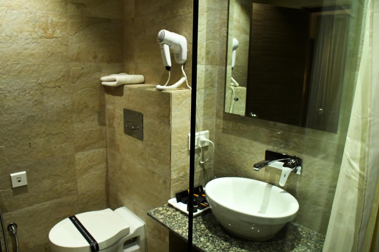 Lynq Aero Hotel Kolkata Bagian luar foto