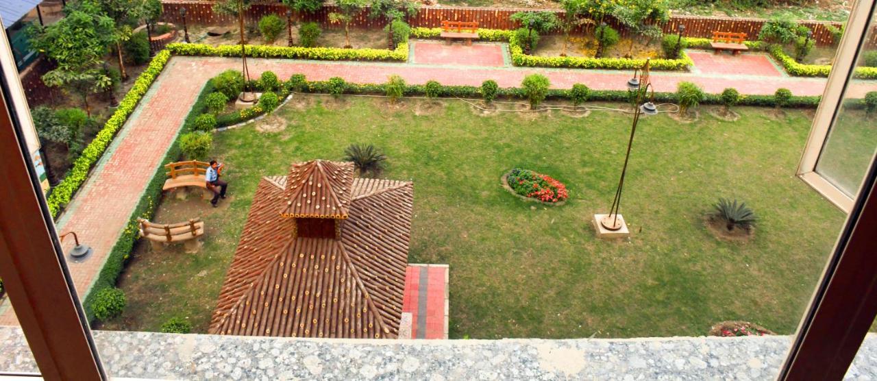 Lynq Aero Hotel Kolkata Bagian luar foto