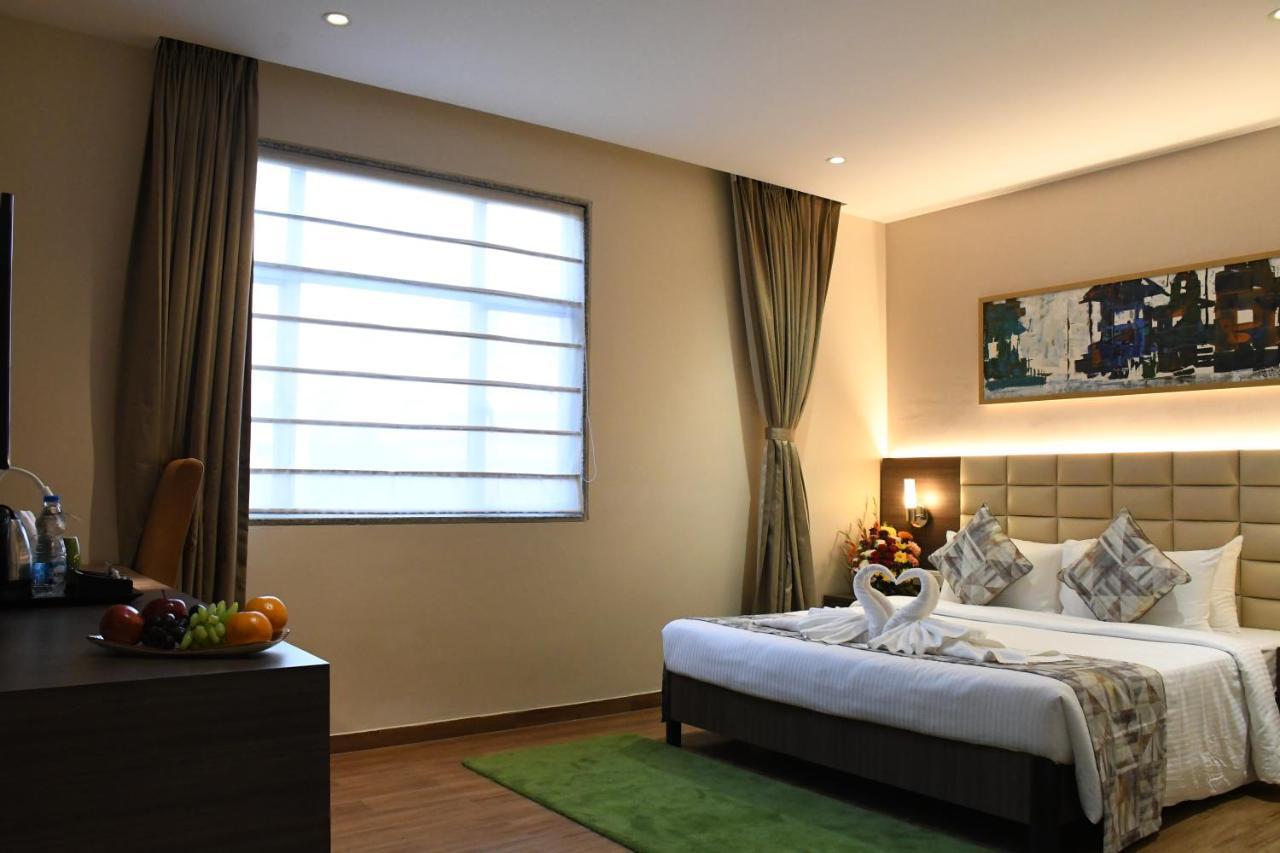 Lynq Aero Hotel Kolkata Bagian luar foto